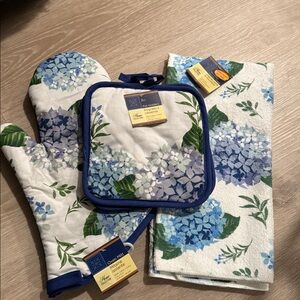 Springtime Florals 4 piece Kitchen Linen Set NEW 🏷️